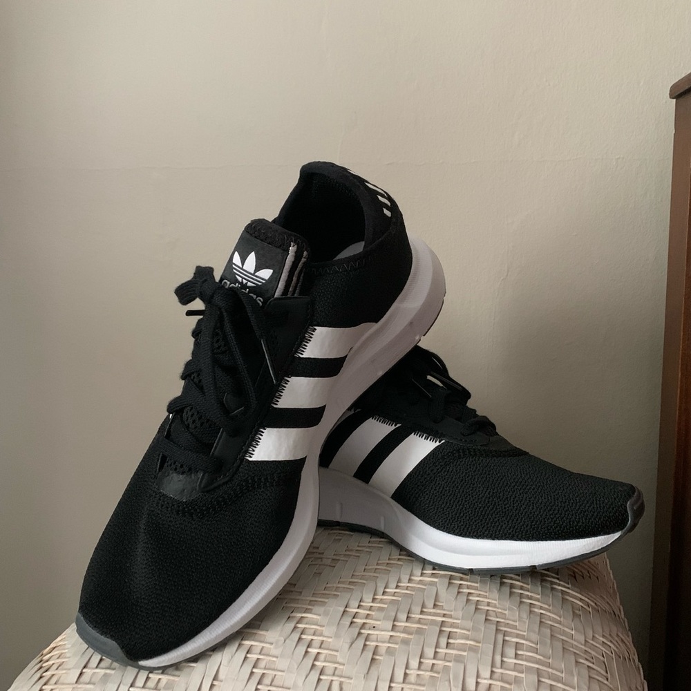 8.5 Women’s Black Adidas Swift Runs